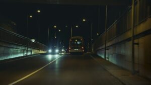 夜の道路を走るバスの後ろ姿