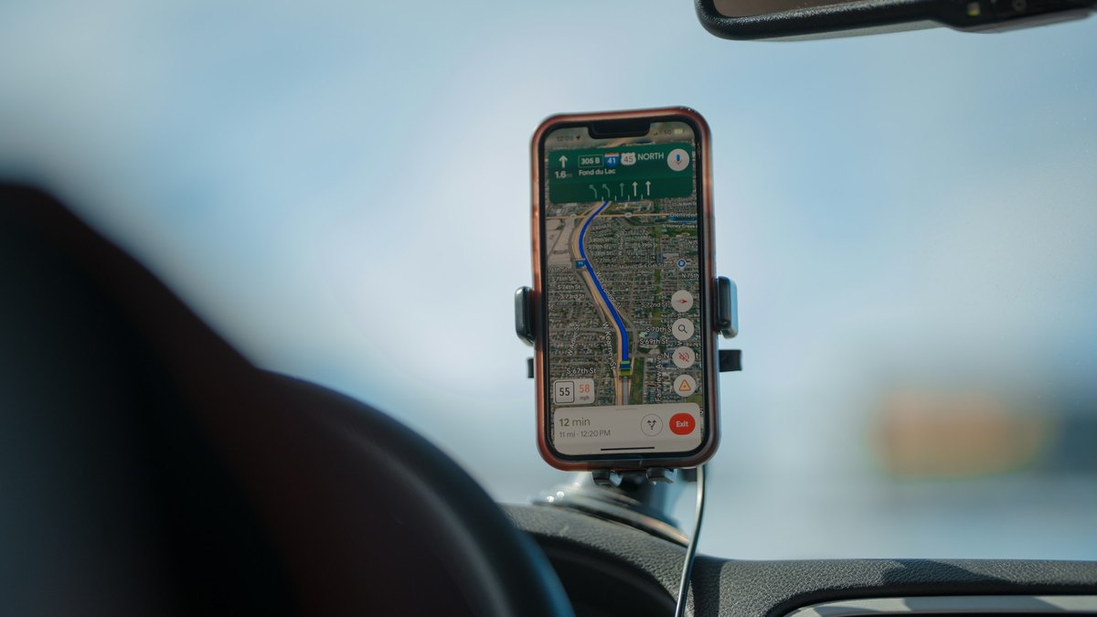 車のフロントガラスのホルダーに固定して地図を表示したスマートフォン