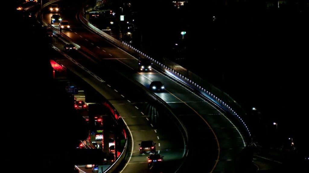 夜の高速道路を走る車列を俯瞰した様子