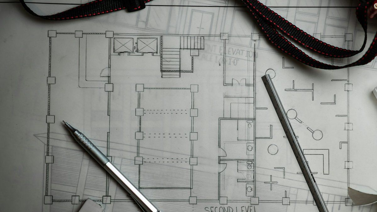 建築図面の上に置かれた製図用シャープペンシルとスケール