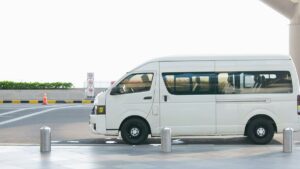 乗降場に停まる白い送迎用ワゴン車