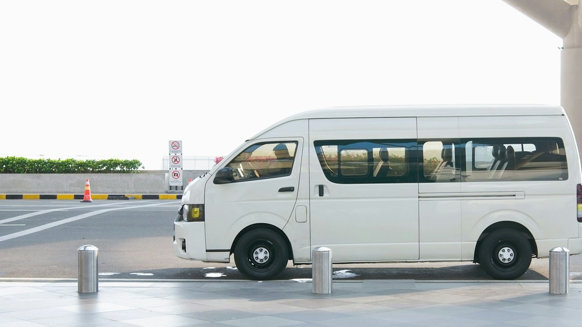 乗降場に停まる白い送迎用ワゴン車