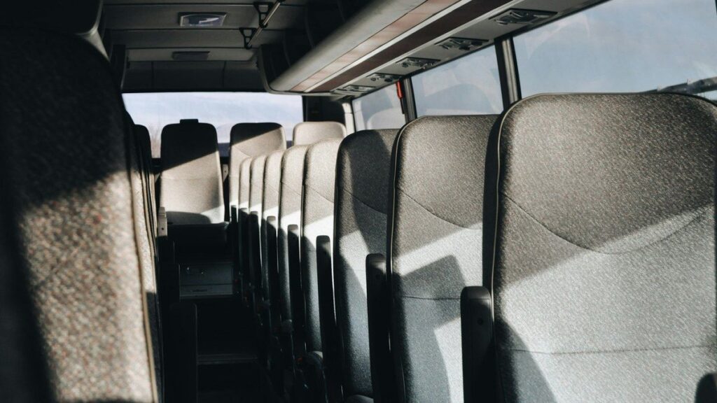 送迎用マイクロバスの空席が並ぶ車内