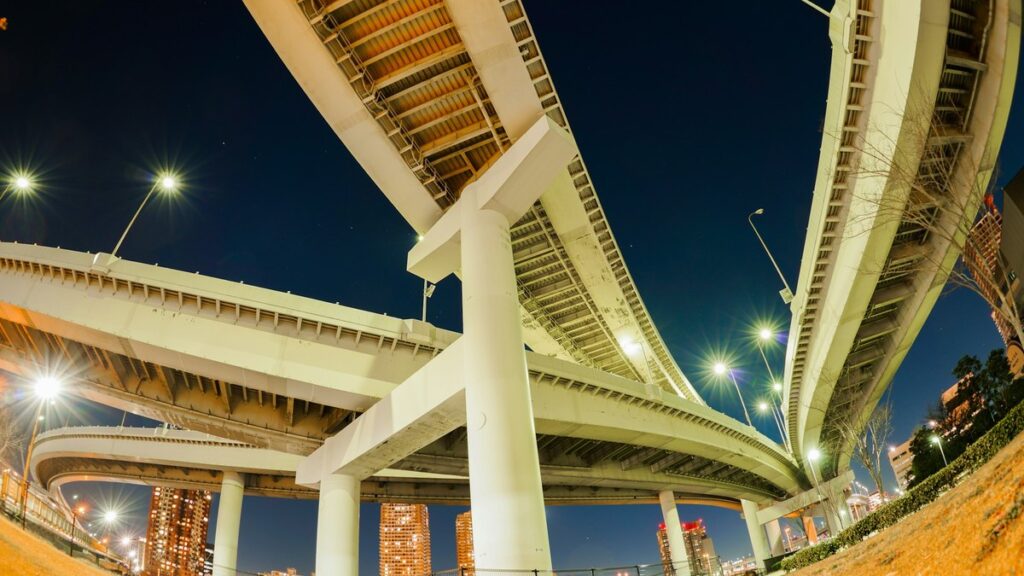 夜の東京の高速道路ジャンクション。街灯に照らされた高架がいくつも交差している